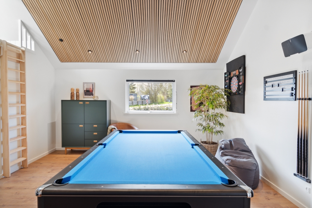Ud over de mange timer, man kan bruge i husets pool-afdeling, så byder luksushus 584 også på billard/bordtennis og dart