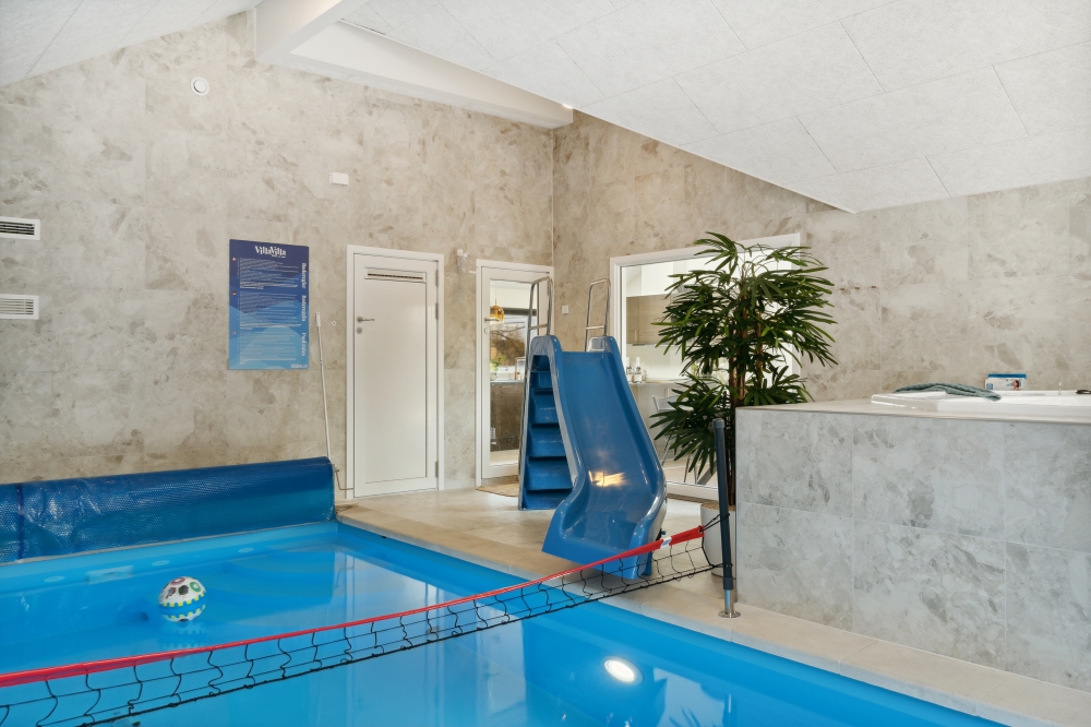 Sommerhus 584 er indrettet med en lækker poolafdeling med vandrutsjebane, dejlig stor indbygget spabad og sauna