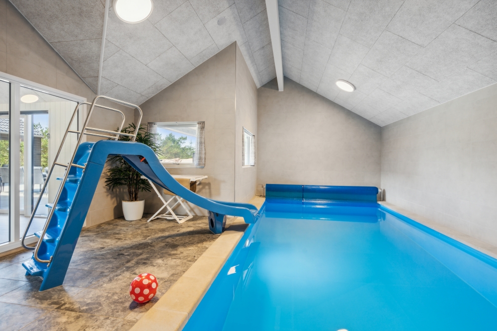 Sommerhus 585 er indrettet med en lækker poolafdeling med vandrutsjebane, dejlig stor indbygget spabad og sauna