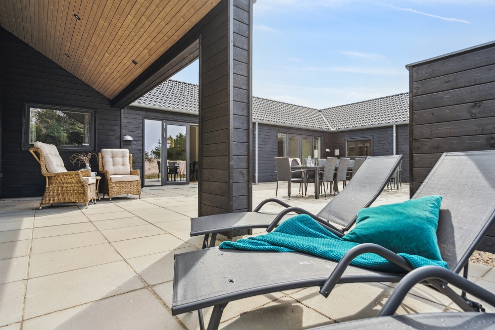 Nyd en grillaften på terrassen i luksushus nr. 585 i Vestjylland