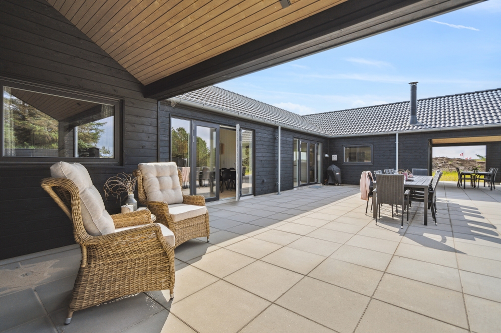 Luksushus nr. 585 har en dejlig terrasse med gode havemøbler til 24 personer.