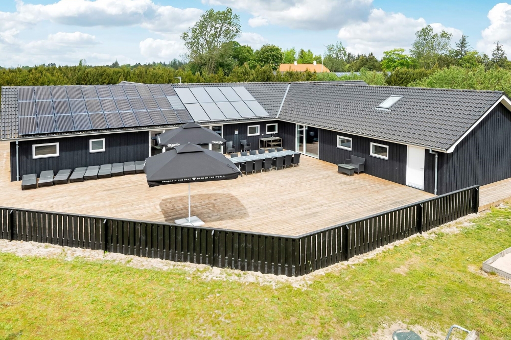 Luksushus nr. 602 har en dejlig terrasse med gode havemøbler til 26 personer.