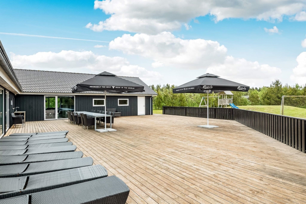 Nyd en grillaften på terrassen i luksushus nr. 602 i Nordjylland