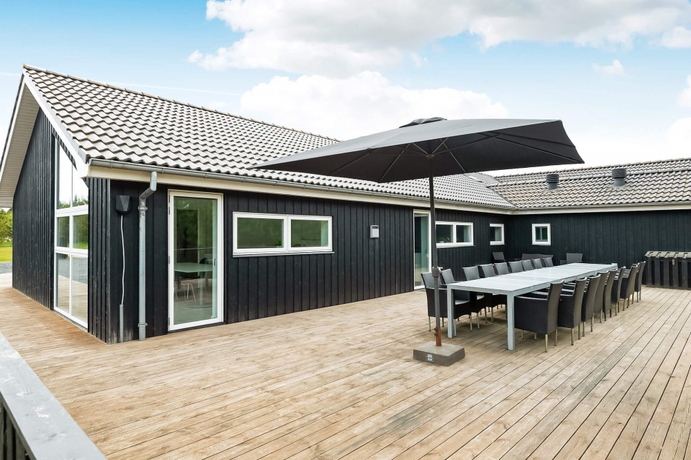 På terrassen i sommerhus nr. 602 er der plads til 26 personer.