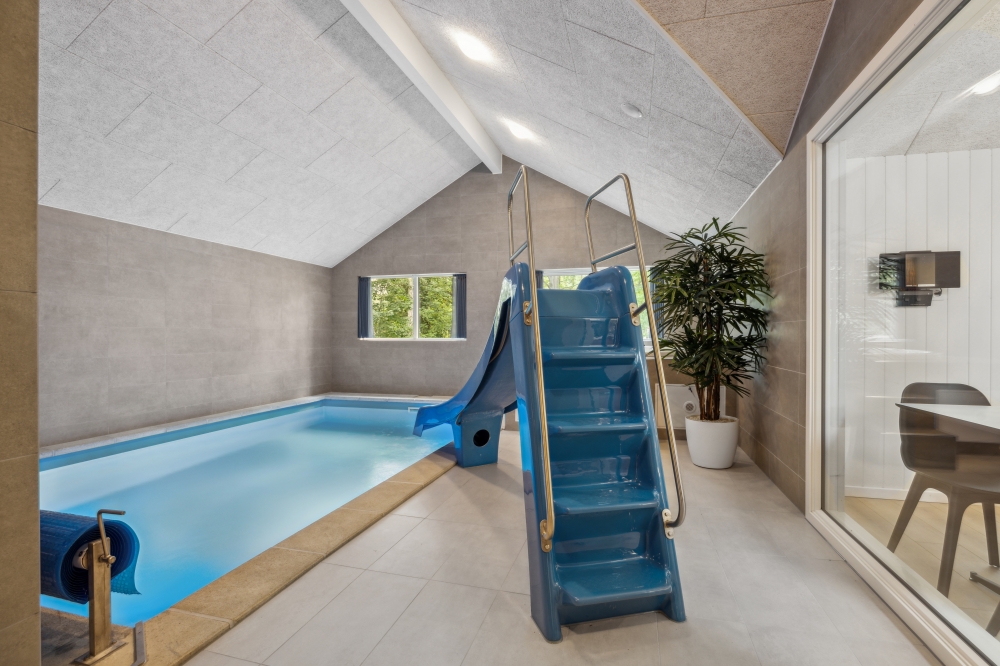 Sommerhus 750 er indrettet med en lækker poolafdeling med vandrutsjebane, dejlig stor indbygget spabad og sauna