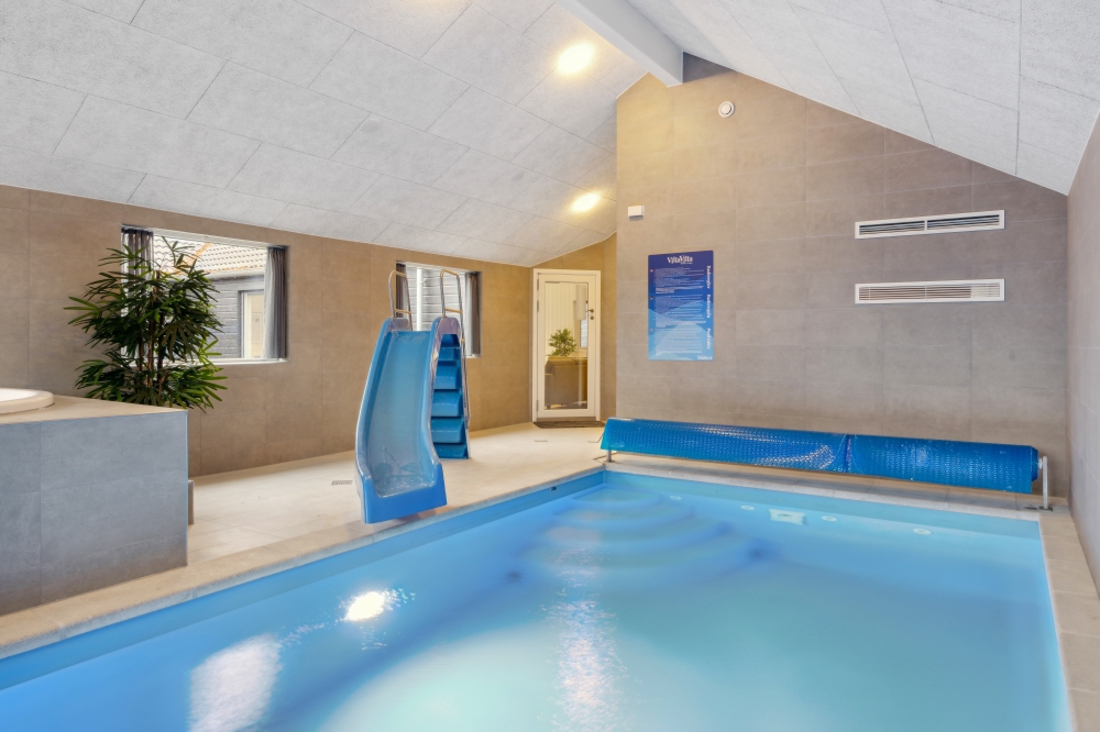 Sommerhus 751 er indrettet med en lækker poolafdeling med vandrutsjebane, dejlig stor indbygget spabad og sauna