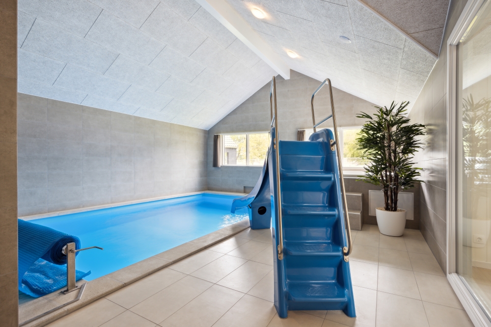 Sommerhus 756 er indrettet med en lækker poolafdeling med vandrutsjebane, dejlig stor indbygget spabad og sauna