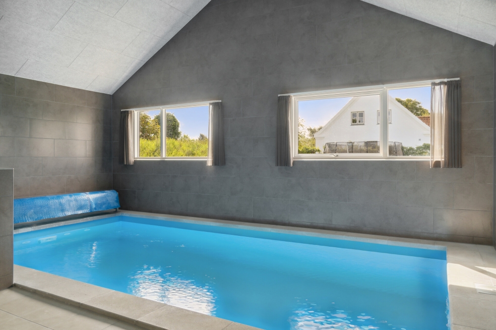 Sommerhus 588 er indrettet med en lækker poolafdeling med vandrutsjebane, dejlig stor indbygget spabad og sauna