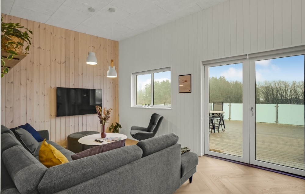 Sofaen i luksushus 603 i Limfjorden indbyder til brætspil eller at se en film sammen.
