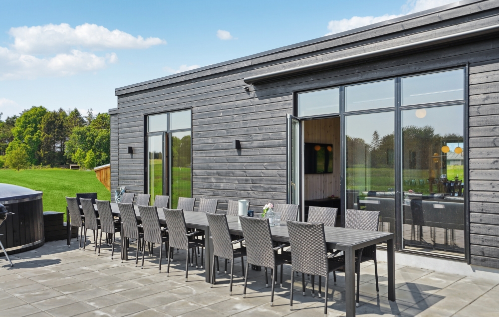Luksushus nr. 604 har en dejlig terrasse med gode havemøbler til 16 personer.