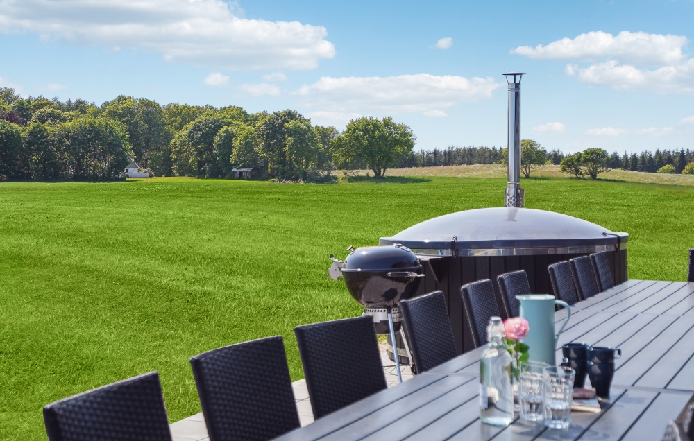 Nyd en grillaften på terrassen i luksushus nr. 604 i Østjylland