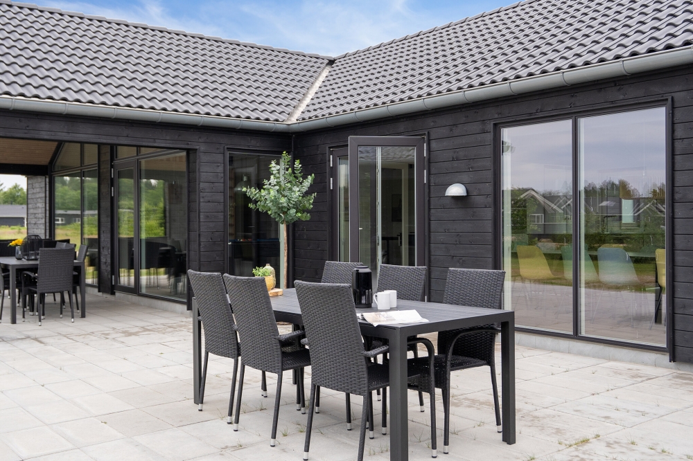 Luksushus nr. 605 har en dejlig terrasse med gode havemøbler til 24 personer.