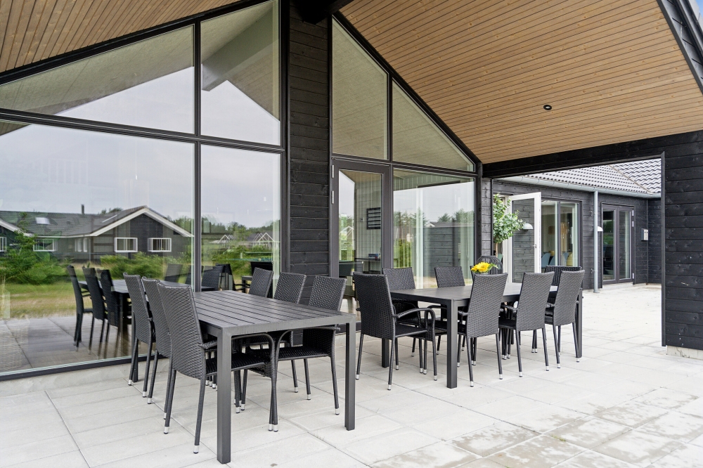 Nyd en grillaften på terrassen i luksushus nr. 605 i Vestjylland