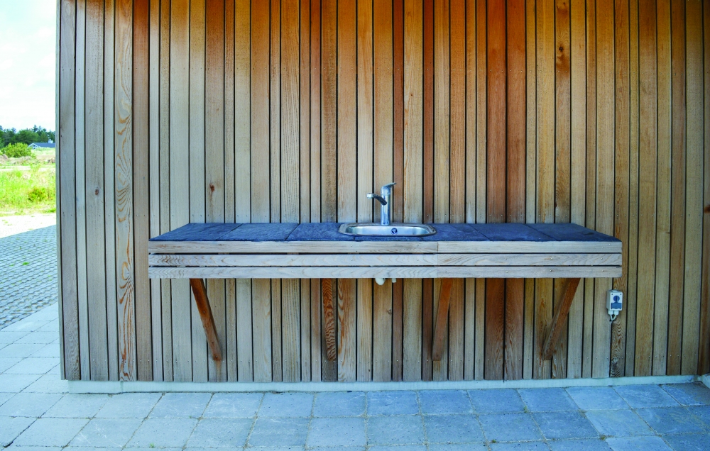 Nyd en grillaften på terrassen i luksushus nr. 607 i Nordjylland