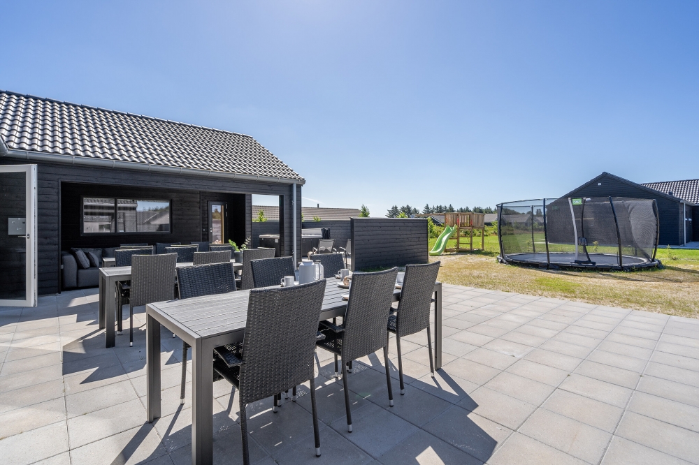 Nyd en grillaften på terrassen i luksushus nr. 608 i Vestjylland