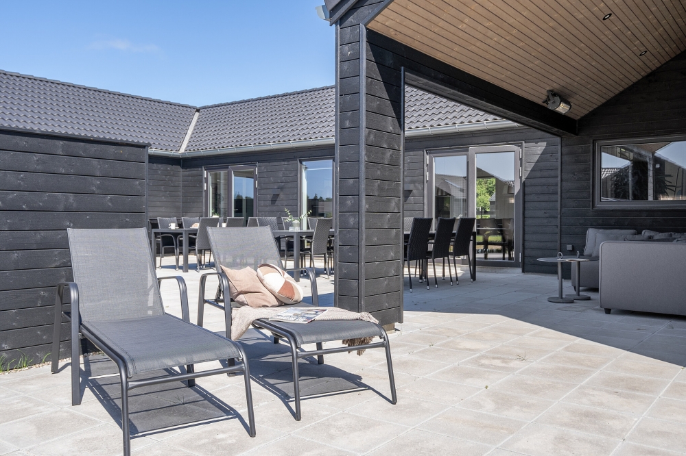 Luksushus nr. 608 har en dejlig terrasse med gode havemøbler til 26 personer.