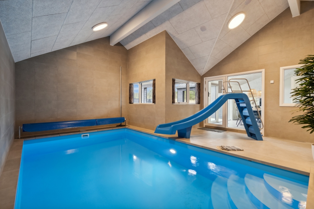 Sommerhus 610 er indrettet med en lækker poolafdeling med vandrutsjebane, dejlig stor indbygget spabad og sauna
