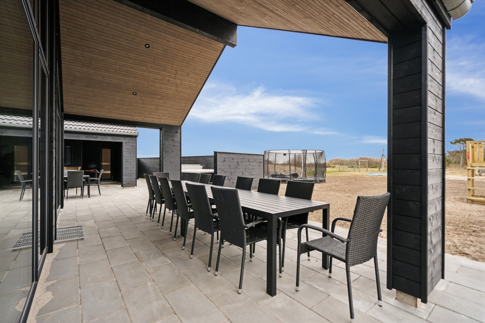 Nyd en grillaften på terrassen i luksushus nr. 610 i Vestjylland