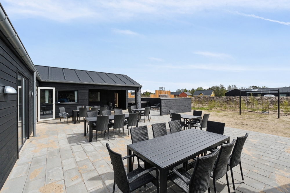 På terrassen i sommerhus nr. 615 er der plads til 30 personer.