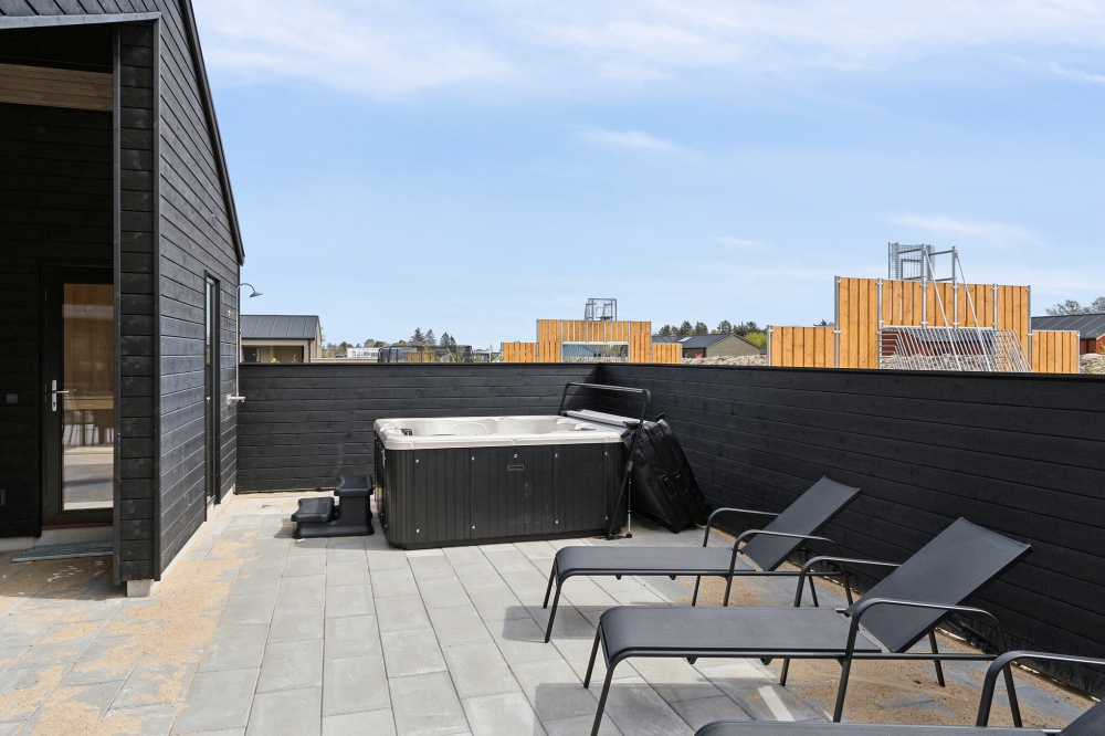 Luksushus nr. 615 har en dejlig terrasse med gode havemøbler til 30 personer.