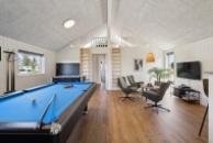 Ud over de mange timer, man kan bruge i husets pool-afdeling, så byder luksushus 618 også på billard/bordtennis og dart