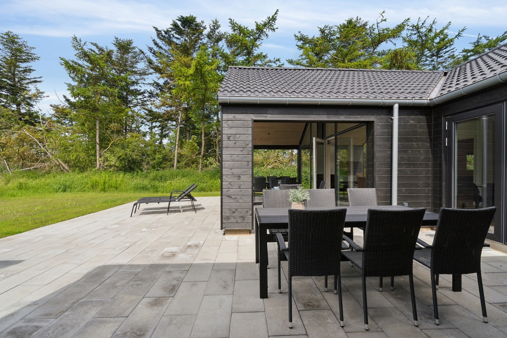 Nyd en grillaften på terrassen i luksushus nr. 621 i Bornholm