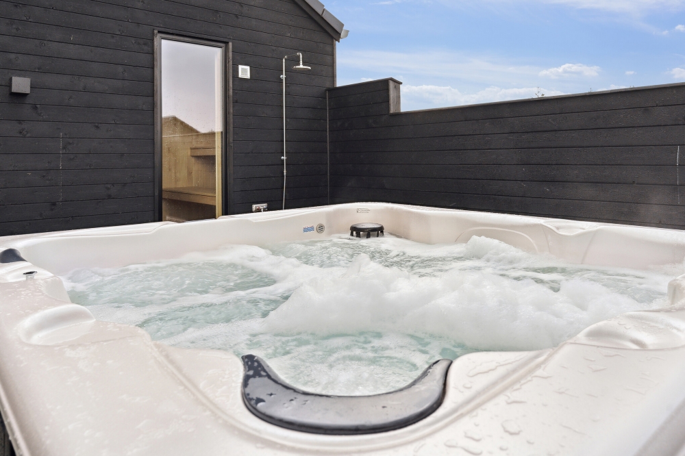 Nyd varmen i spaen i luksushus nr. 621 i Bornholm