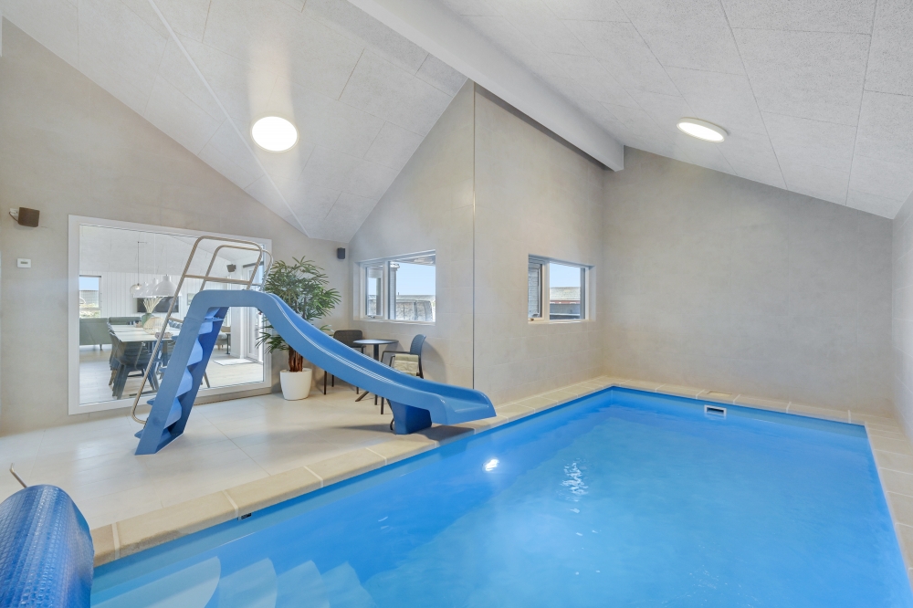 Sommerhus 622 er indrettet med en lækker poolafdeling med vandrutsjebane, dejlig stor indbygget spabad og sauna