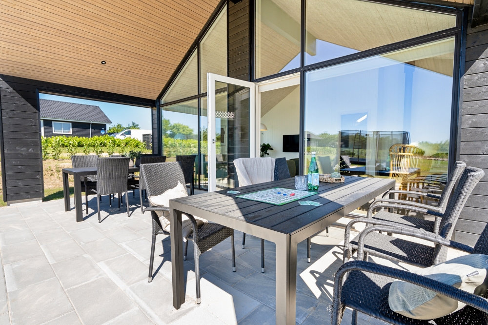 Luksushus nr. 622 har en dejlig terrasse med gode havemøbler til 18 personer.