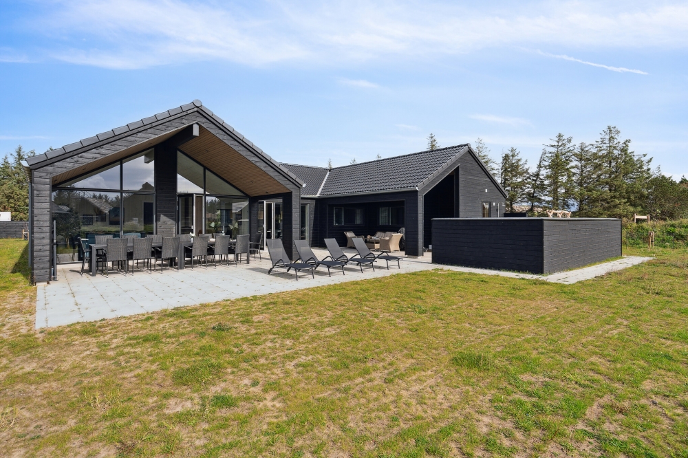 Dette skønne poolhus nr. 622 med plads til 18 personer ligger i Bornholm