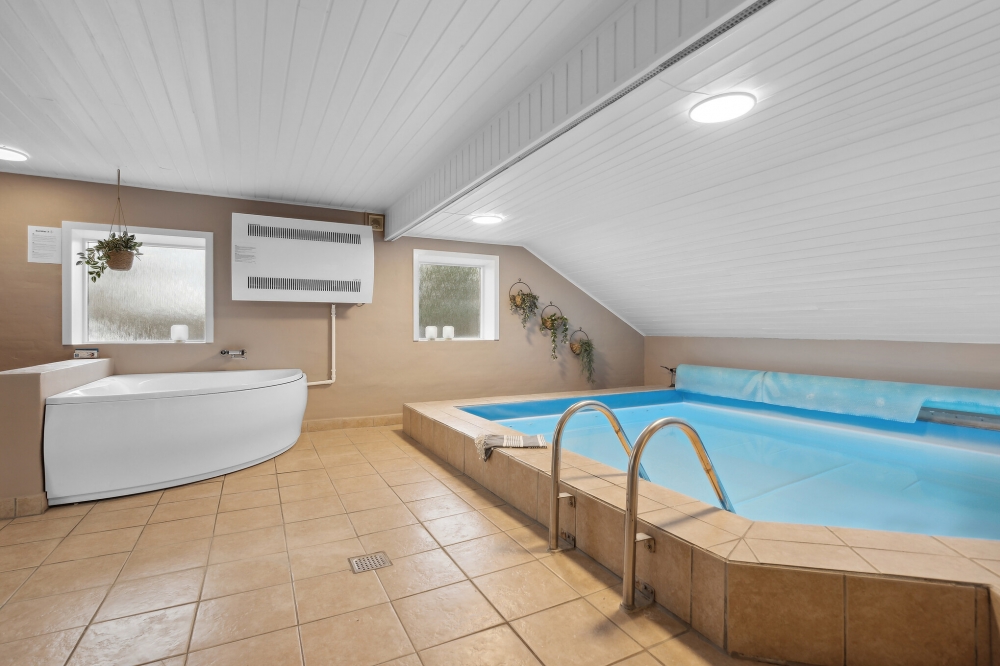 Sommerhus 623 er indrettet med en lækker poolafdeling med vandrutsjebane, dejlig stor indbygget spabad og sauna