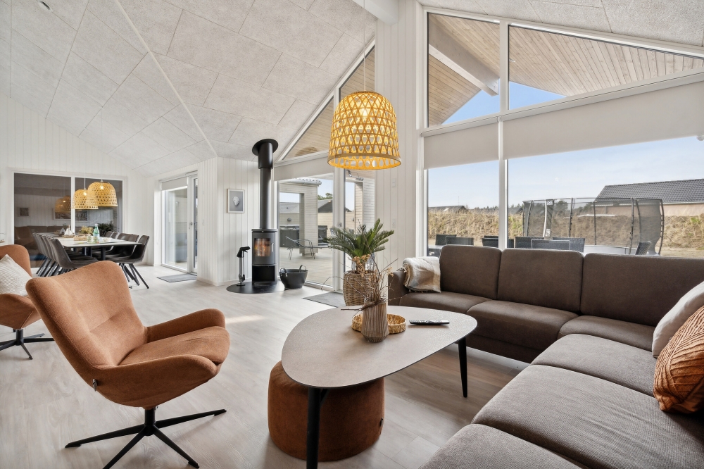 Der er mulighed for hygge i sommerhusets sofaarrangement, når I besøger luksushus nr. 624