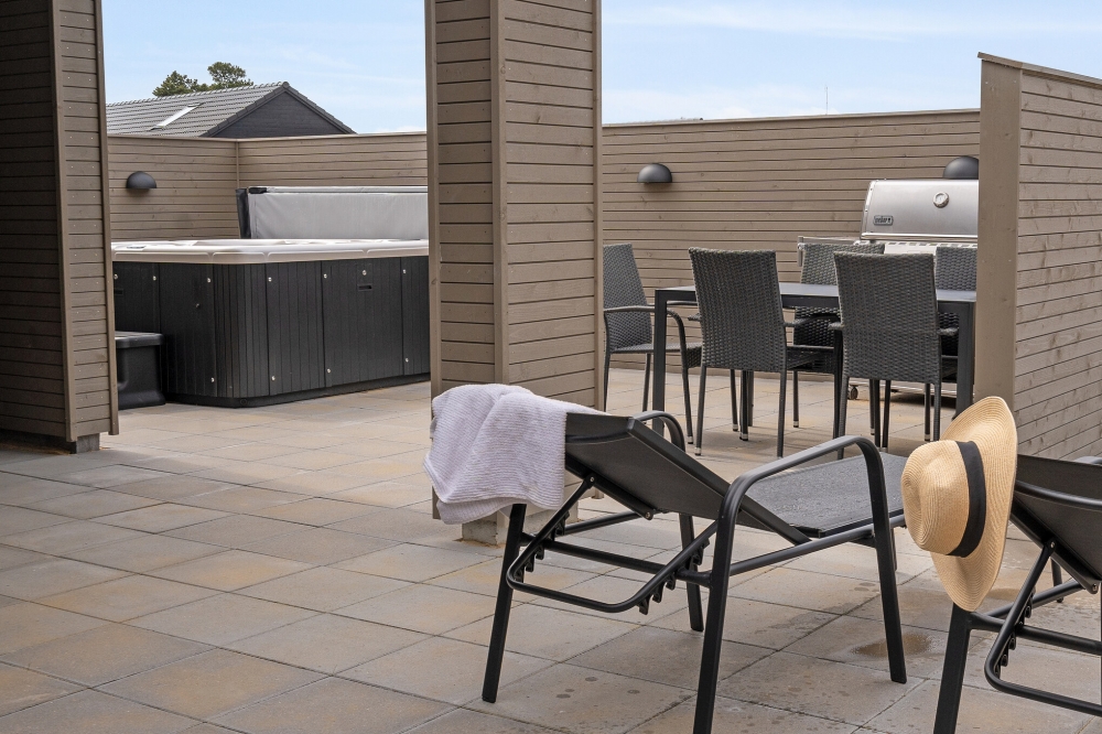 Stor terrasse ved luksushus nr. 624 i Sydjylland.