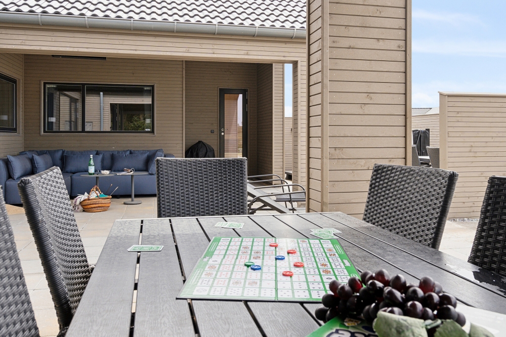 På terrassen i sommerhus nr. 624 er der plads til 14 personer.