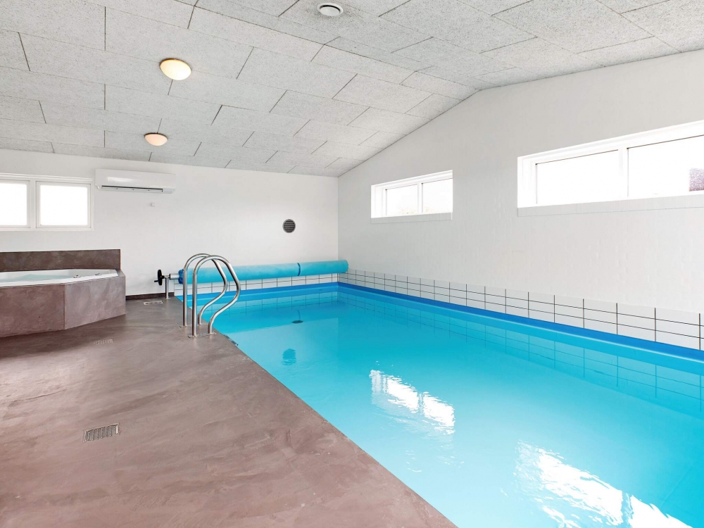 Sommerhus 626 er indrettet med en lækker poolafdeling med vandrutsjebane, dejlig stor indbygget spabad og sauna
