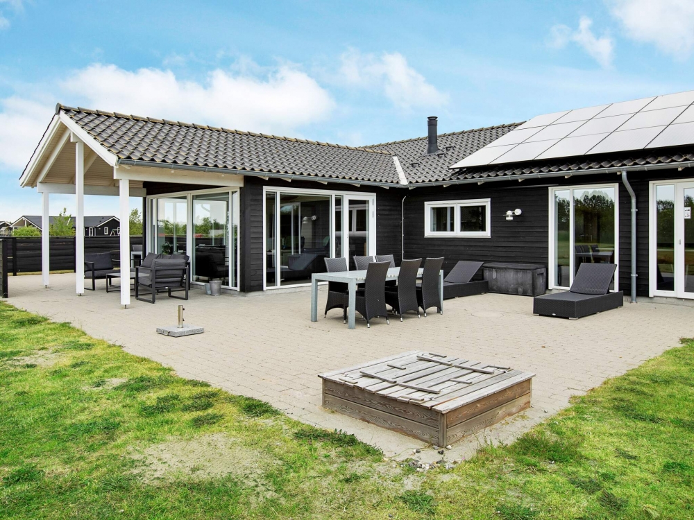 På terrassen i sommerhus nr. 626 er der plads til 14 personer.