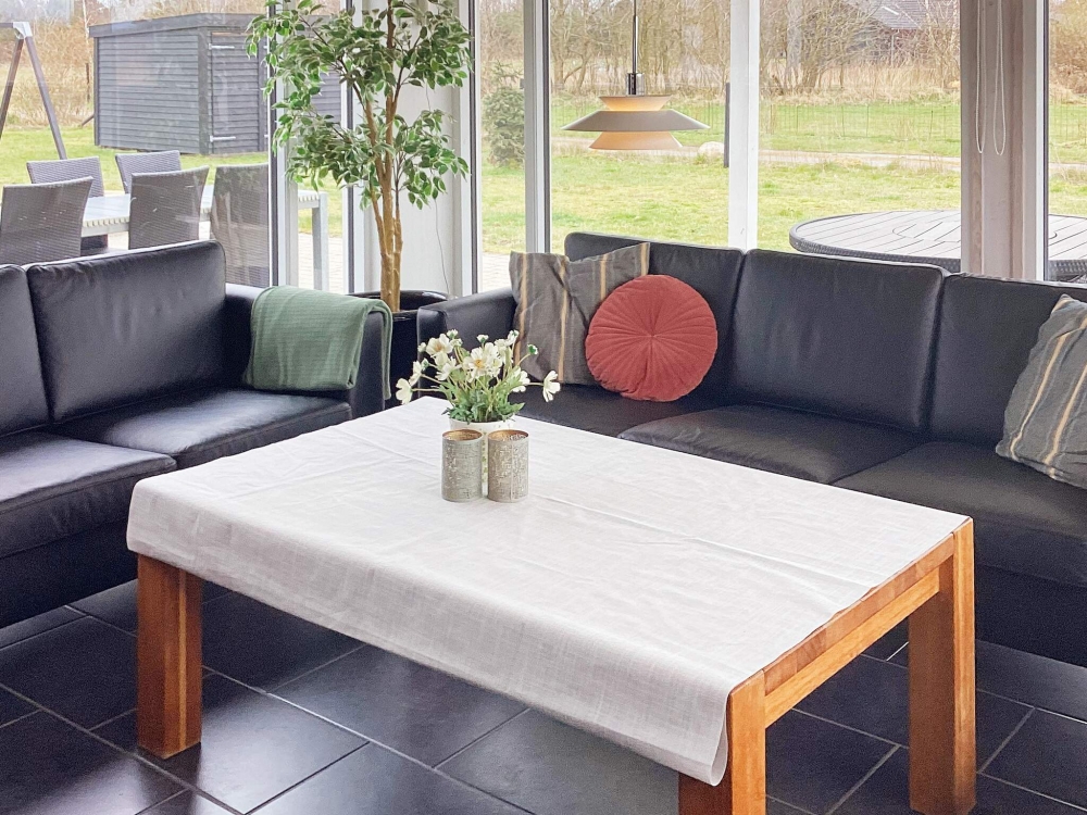 Sofaen i luksushus 626 i Lolland/Falster/Møn indbyder til brætspil eller at se en film sammen.