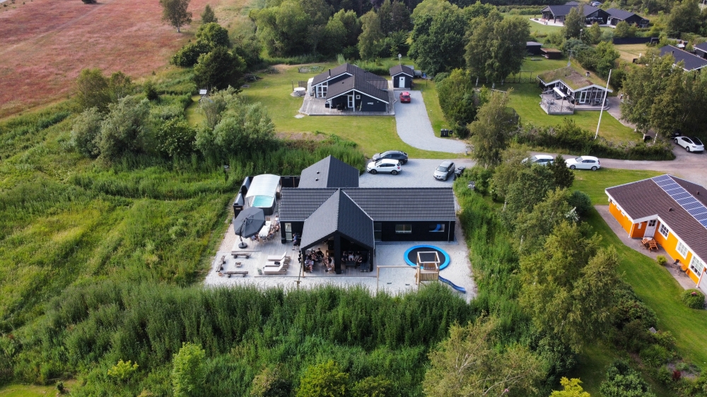 Flot sommerhus nr. 628 med god plads til op til 12 personer