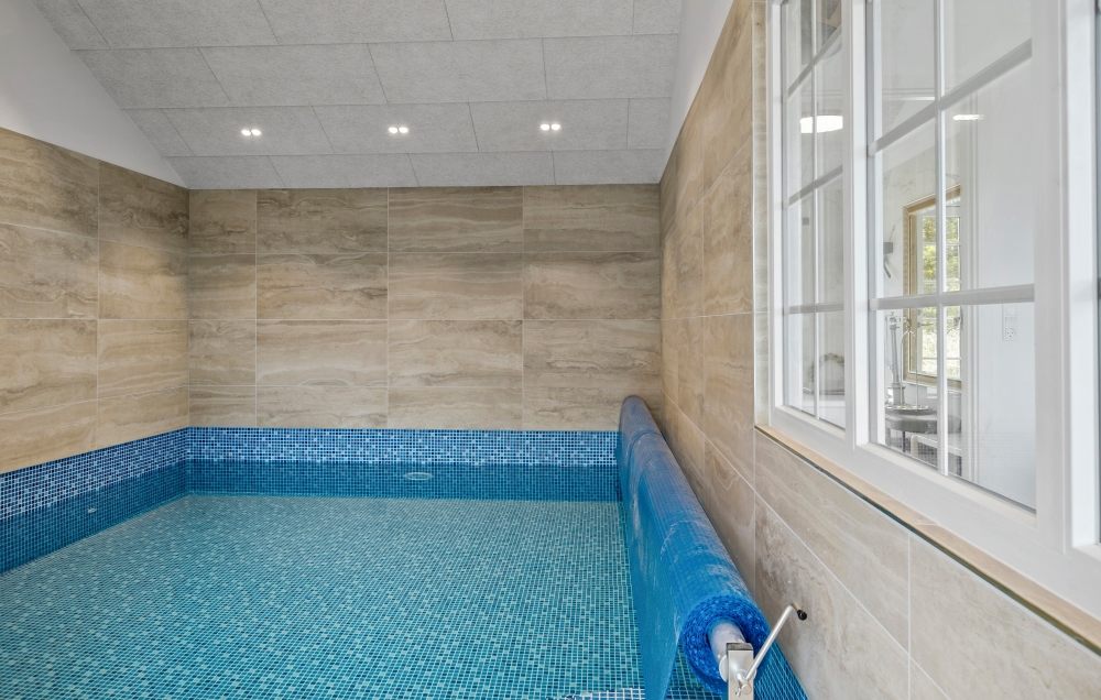 Sommerhus 629 er indrettet med en lækker poolafdeling med vandrutsjebane, dejlig stor indbygget spabad og sauna