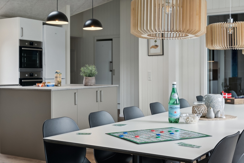 Det store lyse opholdrum i luksushus nr. 632 til 18.
