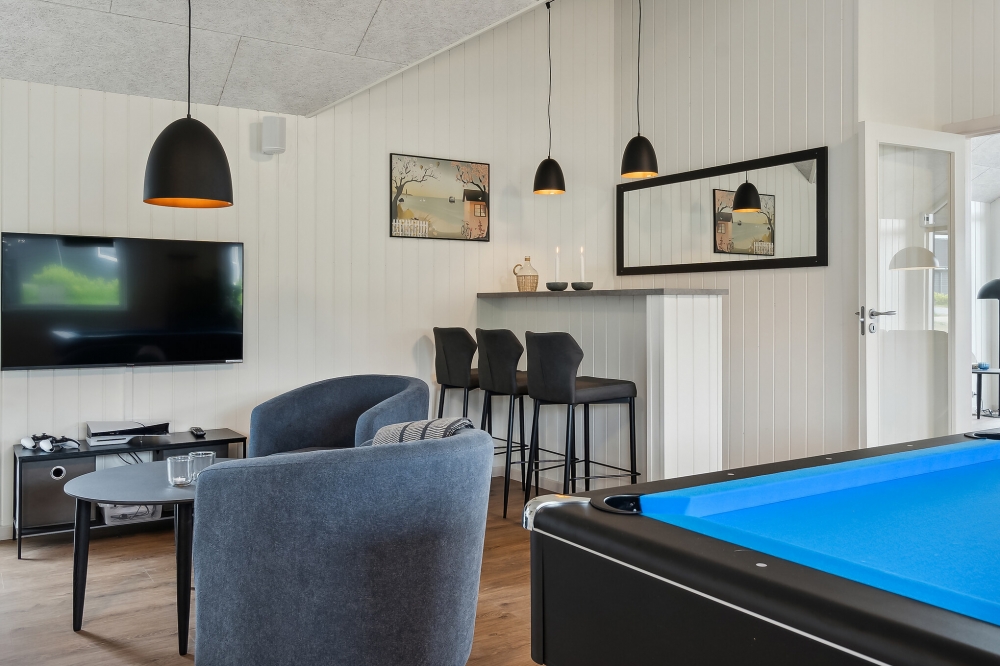 Luksushus 632 til 18 personer byder på et stort aktivitetsrum med bl.a. billard og dart