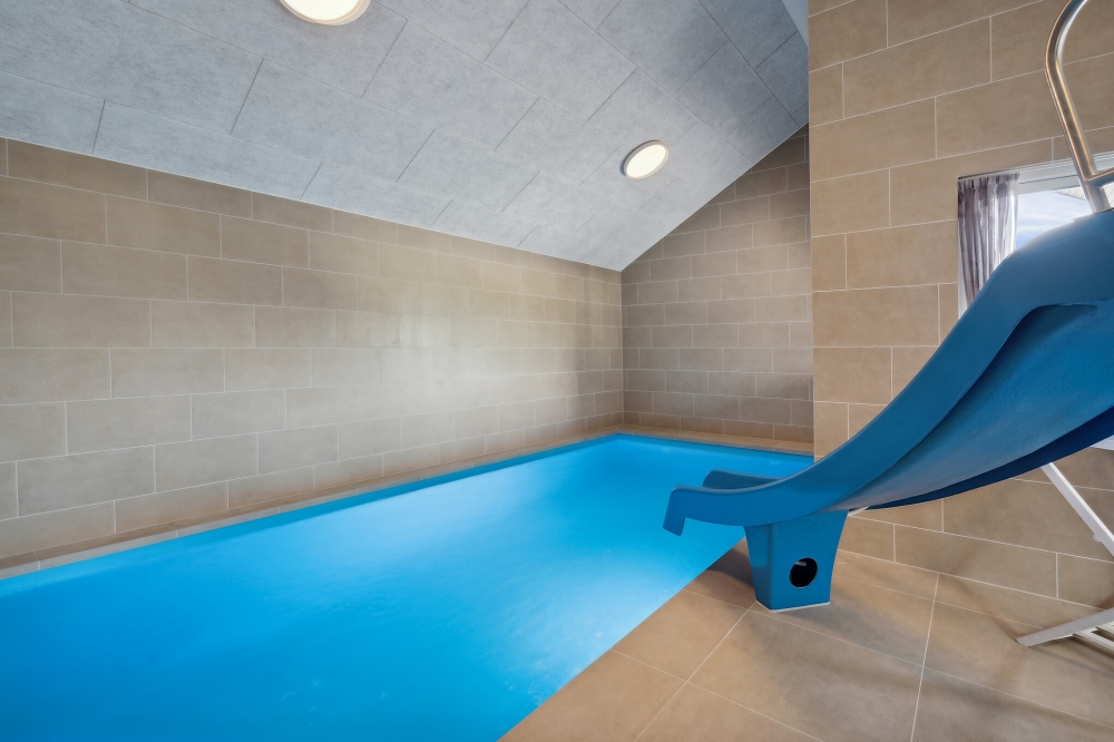 Sommerhus 632 er indrettet med en lækker poolafdeling med vandrutsjebane, dejlig stor indbygget spabad og sauna