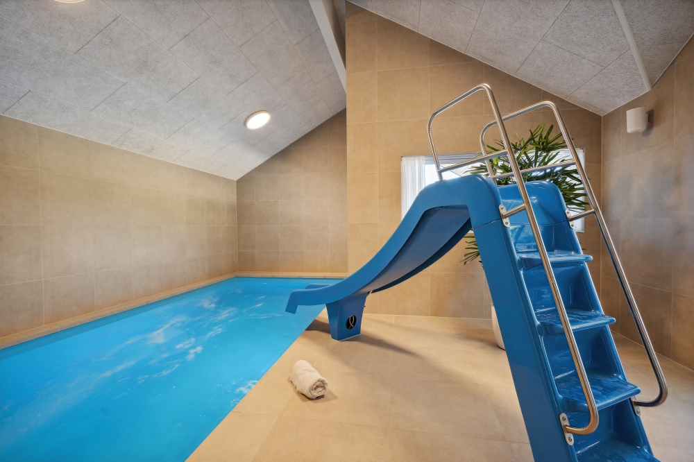 Sommerhus 633 er indrettet med en lækker poolafdeling med vandrutsjebane, dejlig stor indbygget spabad og sauna