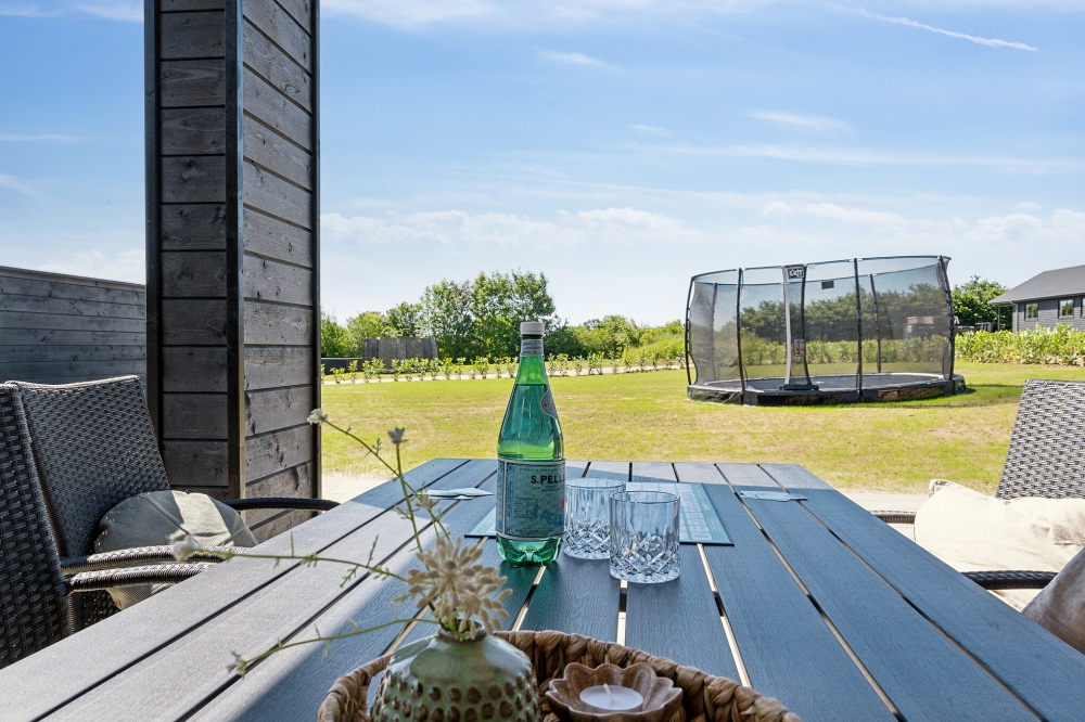 Nyd en grillaften på terrassen i luksushus nr. 633 i Sydjylland