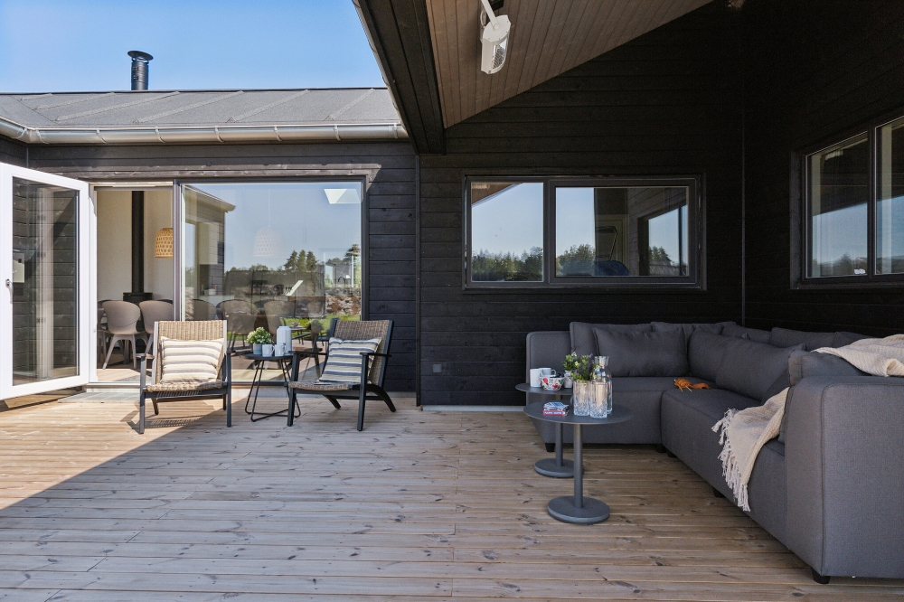 Nyd en grillaften på terrassen i luksushus nr. 634 i Nordjylland