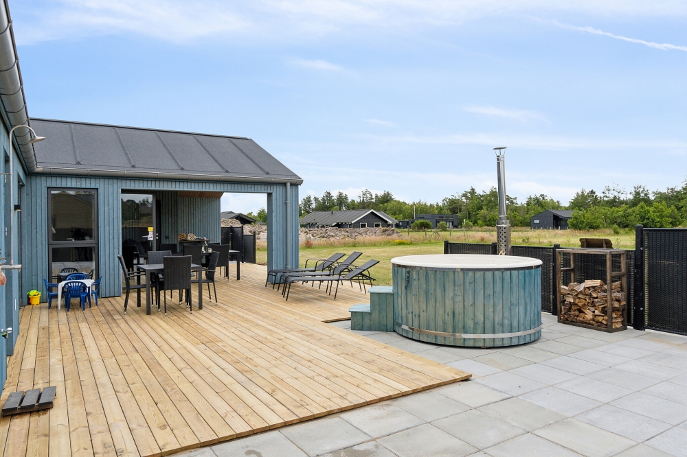 På terrassen i sommerhus nr. 636 er der plads til 8 personer.