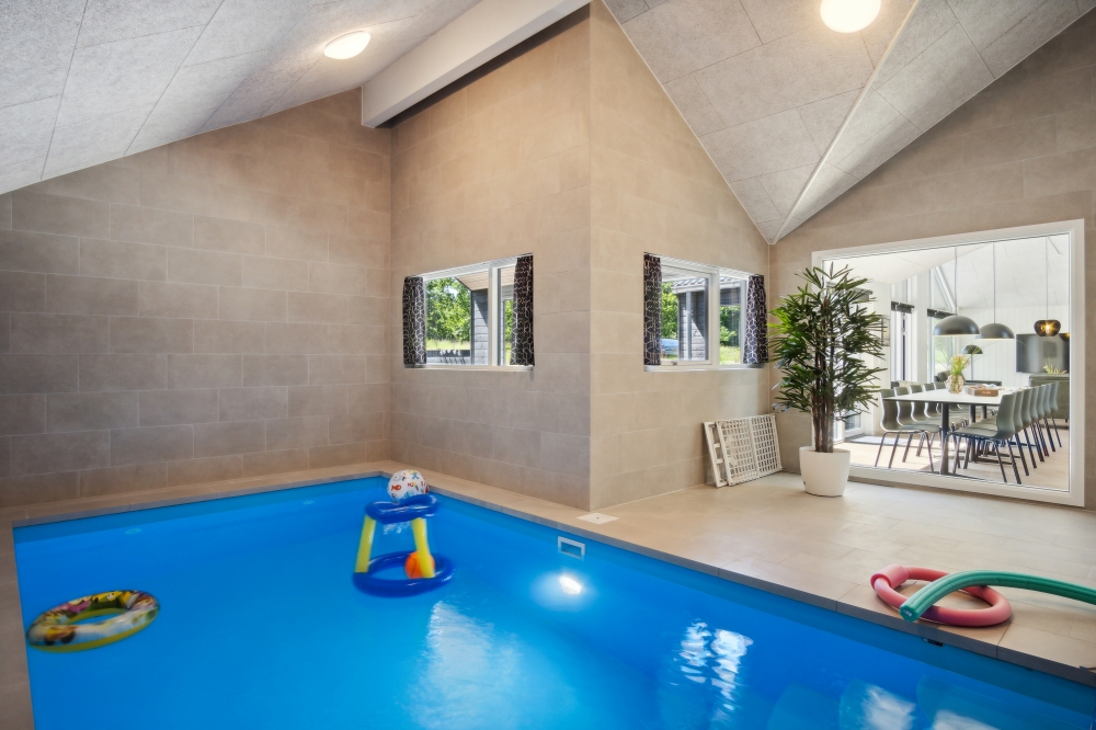 Sommerhus 640 er indrettet med en lækker poolafdeling med vandrutsjebane, dejlig stor indbygget spabad og sauna