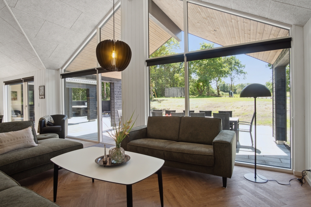 Der er mulighed for hygge i sommerhusets sofaarrangement, når I besøger luksushus nr. 640