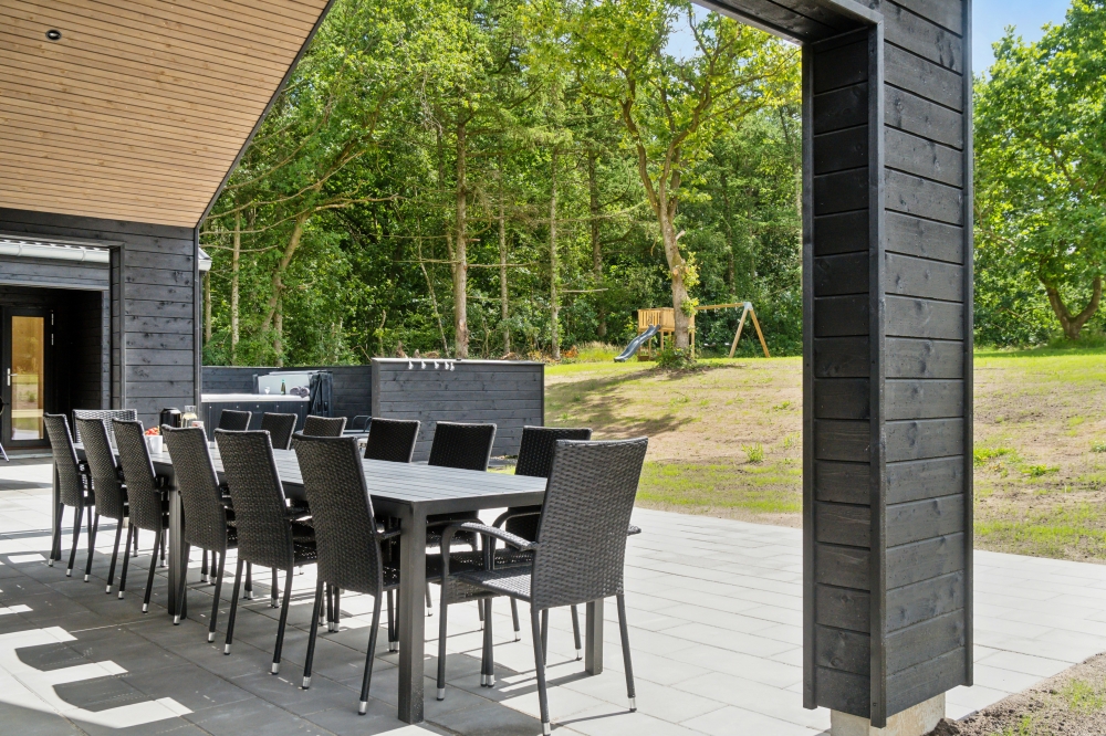 På terrassen i sommerhus nr. 640 er der plads til 14 personer.