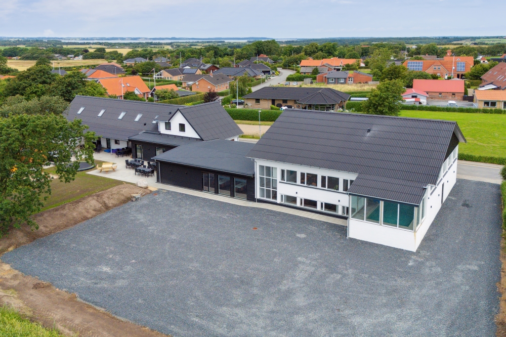 Flot sommerhus nr. 645 med god plads til op til 40 personer